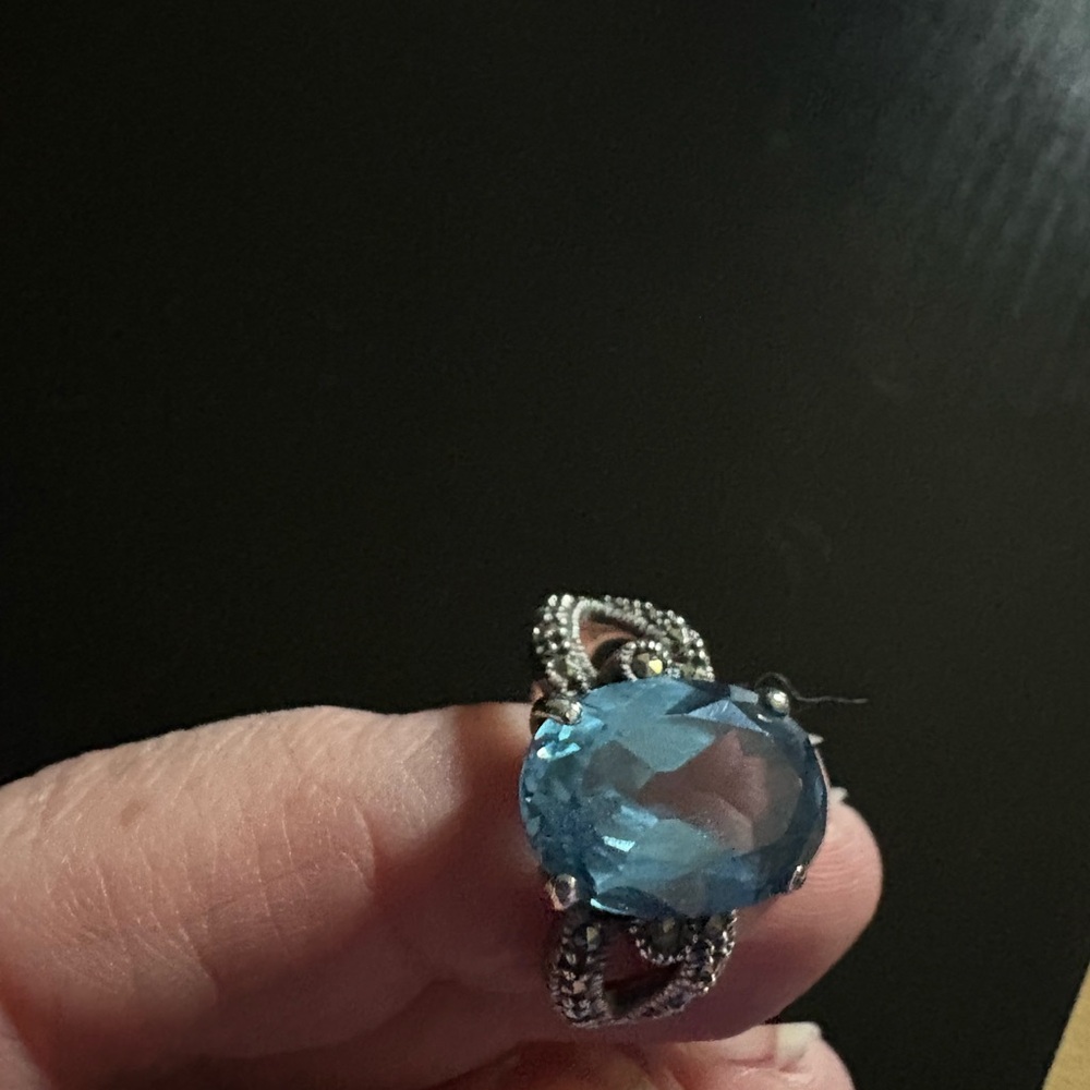 Elegant Blue Gemstone Ring - Picture 3 of 6